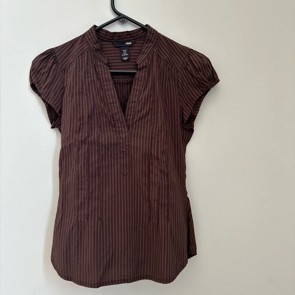 H&M size 6 but fits like an XS v-neck work short sleeved shirt